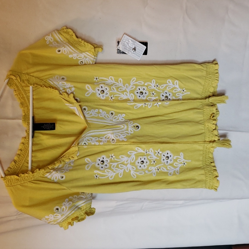 NWT Yellow & White Embellished & Embroidered Top Size Small Tee